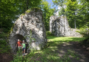 Die Burgruine Heilsberg liegt eingebettet in die Natur mitten in einem Waldstück und ist eine schöne Kulisse für Entdeckungstouren. Die Burgruine Heilsberg