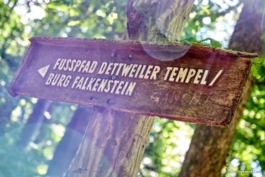 Auf dem Burghain zum Dettweiler Tempel Wegweiser aus Holz zum Dettweiler Tempel
