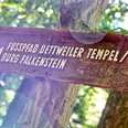 Auf dem Burghain zum Dettweiler Tempel Wegweiser aus Holz zum Dettweiler Tempel