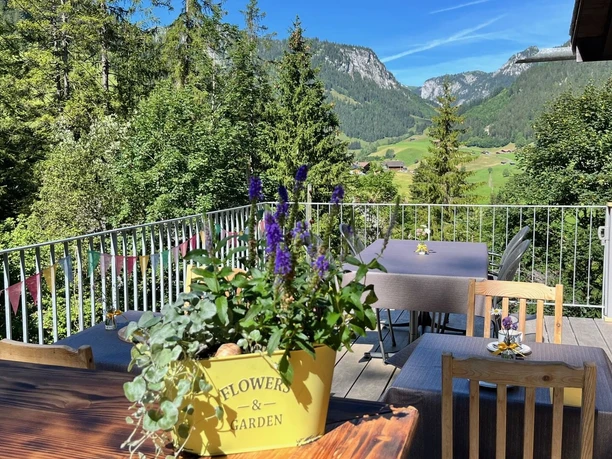 Terrasse Café Arve Terrasse dans la verdure avec des fleurs sur la table