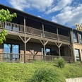 Hotel Road Stop Mettmann Zwei-stöckiges Gebäude im Western-Stil mit holzverkleideter Fassade und Balkon in Mettmann.