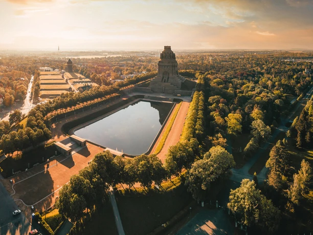 Rahmenprogramm mit Besuch des Völkerschlachtdenkmals in Leipzig | Leipzig Convention Bureau Rahmenprogramm mit Besuch des Völkerschlachtdenkmals und Blick auf den See der Tränen – präsentiert vom Leipzig Convention Bureau