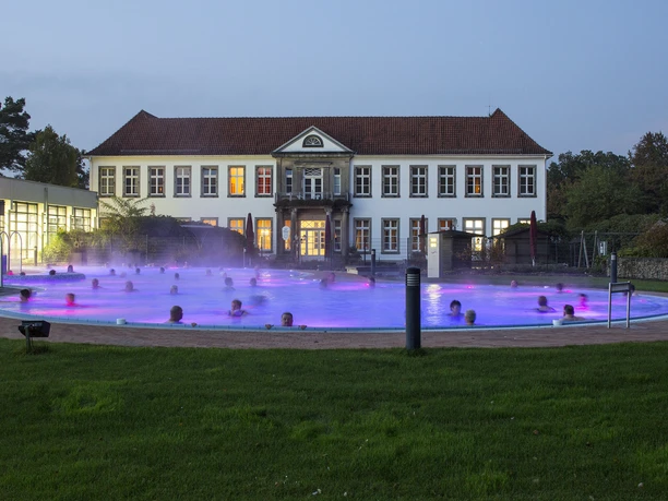 Aussenbad BMT am Abend.jpg