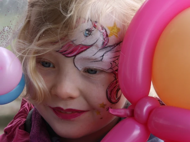 Kinderschminken und Luftballonkunst