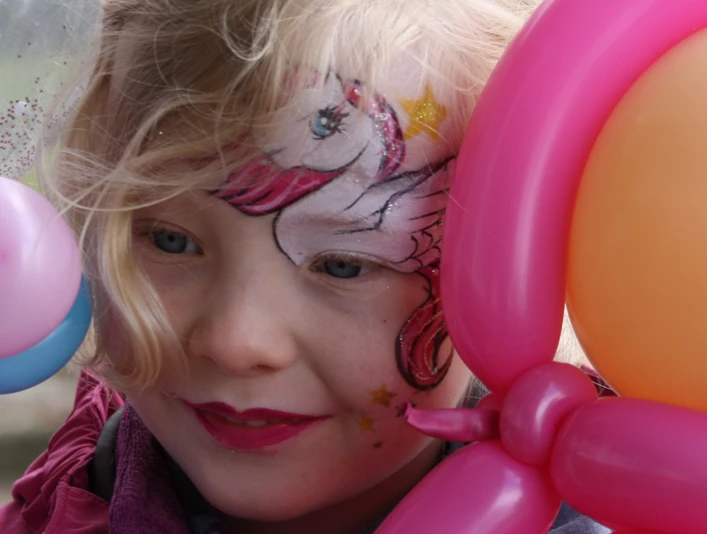 Kinderschminken und Luftballonkunst