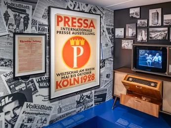 Cologne City Museum Historische Ausstellung im Kölnischen Stadtmuseum mit Medien aus den 1920er Jahren. Ein Fernseher und Radiogerät unterstreichen das Zeitgefühl.Historical exhibition at the Cologne City Museum with media from the 1920s. A television and radio emphasize the feeling of the time.