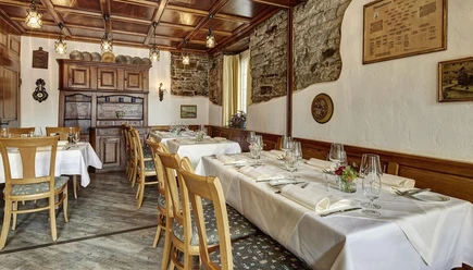 Tell Stübli Historisches Tell Stübli mit gedeckten Tischen, Holzdecke und Natursteinwänden