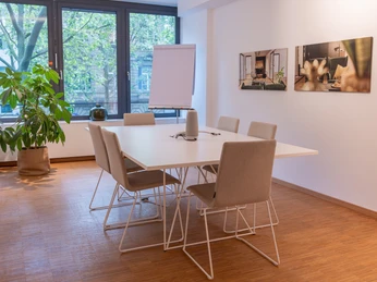 raeume HZR55 Besprecher.jpg Heller Konferenzraum mit Block BestuhlungBright conference room with block seating