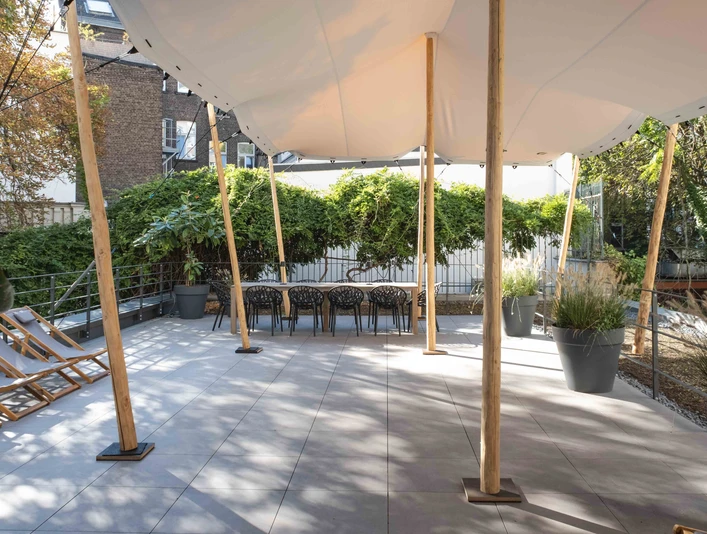 raeume HZR55 Eventterrasse mit Segel 3.jpg Bepflanzte Eventterrasse mit Sonnensegel, Liegestühlen und TischEvent terrace with plants, sun shade, sun loungers and table