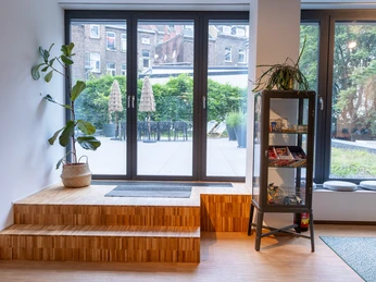 raeume HZR55 Lounge EG 3.jpg Blick vom Meetingraum auf die begrünte TerrasseView from the meeting room onto the green terrace