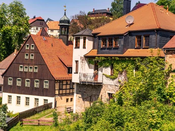 Unser Haus mit dem Rathaus im Hintergrund