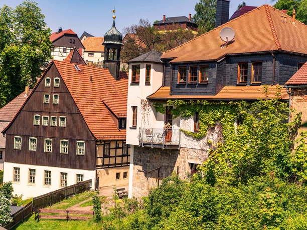 Unser Haus mit dem Rathaus im Hintergrund