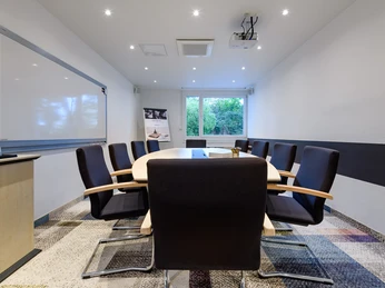 Tagungsraum Tagungsraum mit Blockbestuhlung, Tageslicht und MagnettafelMeeting room with block seating, daylight and magnetic board