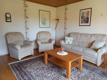 Wohnzimmer mit zwei Sesseln und Sofa