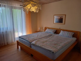 Schlafzimmer mit Doppelbett