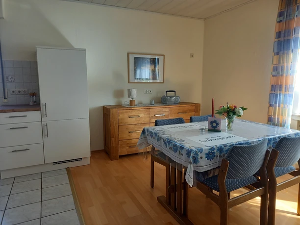 fewo_feldundwiese_essbereich.jpg Küche mit Essbereich und Kommode mit Radio