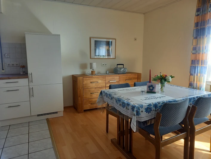 fewo_feldundwiese_essbereich.jpg Küche mit Essbereich und Kommode mit Radio