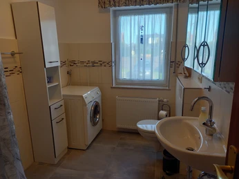 Badezimmer mit Waschmaschine