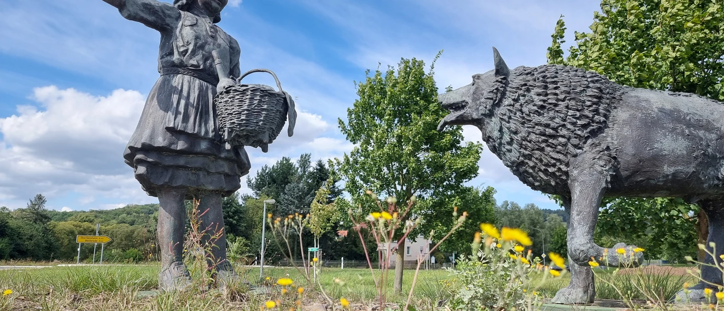Rotkäppchen am Kreisel Remsfeld