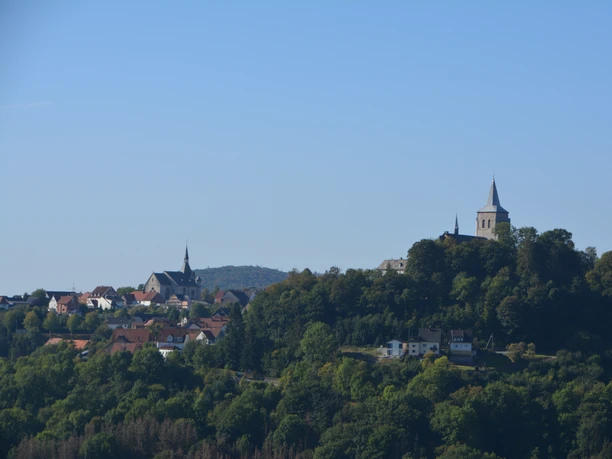 Blick auf Obermarsberg mit beiden Kirchen
