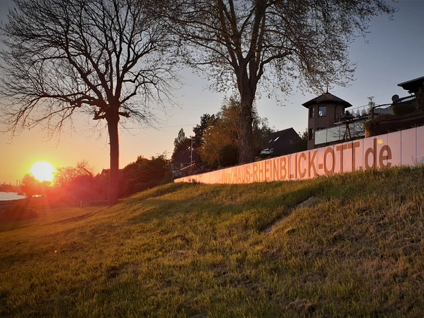 Sonnenuntergang am Rhein, Haus Rheinblick Ott Sonnenuntergang über dem Rhein bei Monheim, gesehen von der Wiese am Haus Rheinblick Ott.