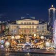 Weihnachtsmarkt auf dem Augustusplatz - Weihnachten in Leipzig Blick auf den hell erleuchteten Augustusplatz mit dem Märchenwald und Riesenrad am Abend mit der Oper im Hintergrund