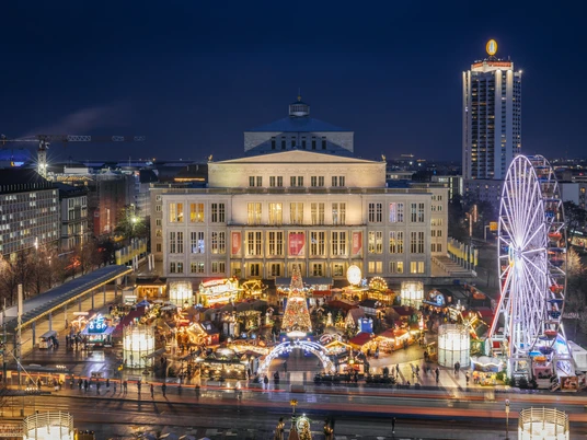 Weihnachtsmarkt auf dem Augustusplatz - Weihnachten in Leipzig Blick auf den hell erleuchteten Augustusplatz mit dem Märchenwald und Riesenrad am Abend mit der Oper im HintergrundView of the brightly lit Augustusplatz with the fairytale forest and Ferris wheel in the evening with the opera in the backgroundPohled na osvětlené Augustusplatz s pohádkovým lesem a ruským kolem ve večerních hodinách s operou v pozadíWidok na jasno oświetlony Augustusplatz z bajkowym lasem i diabelskim młynem wieczorem z operą w tleUitzicht op de helder verlichte Augustusplatz met het sprookjesbos en het reuzenrad in de avond met het operagebouw op de achtergrondVista della Augustusplatz, illuminata a giorno, con il bosco delle fiabe e la ruota panoramica di sera con il teatro dell'opera sullo sfondo