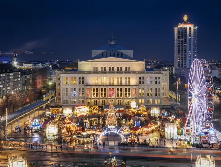 Weihnachtsmarkt auf dem Augustusplatz - Weihnachten in Leipzig Blick auf den hell erleuchteten Augustusplatz mit dem Märchenwald und Riesenrad am Abend mit der Oper im Hintergrund