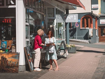 Frauen-Shopping-Bürgersteig c) Jonas Dülberg, Tourist-Info Willingen.jpg