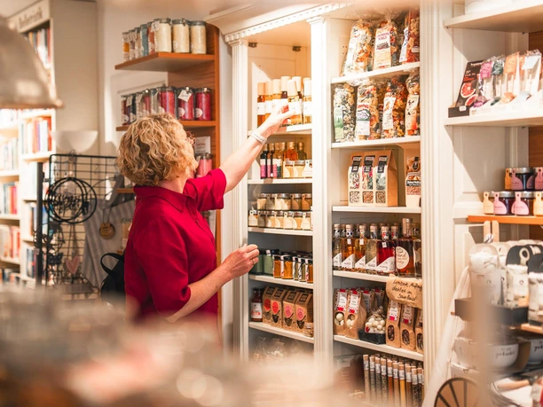 Frau-Shopping-Andenken c) Jonas Dülberg, Tourist-Info Willingen.jpg