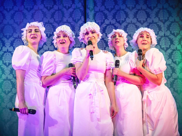 STOLZ UND VORURTEIL ODER SO