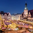 Weihnachtsmarkt auf dem Marktplatz - Weihnachten in Leipzig Blick auf den hell erleuchteten Weihnachtsmarkt auf dem Marktplatz in Leipzig am Abend