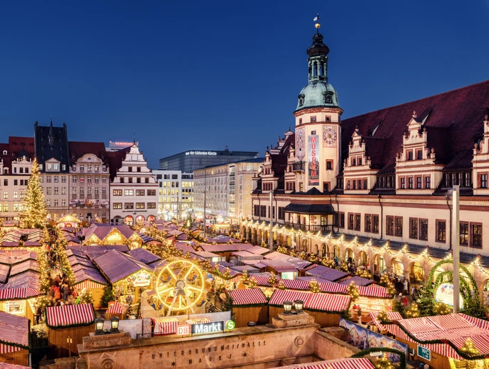 Weihnachtsmarkt auf dem Marktplatz - Weihnachten in Leipzig Blick auf den hell erleuchteten Weihnachtsmarkt auf dem Marktplatz in Leipzig am Abend