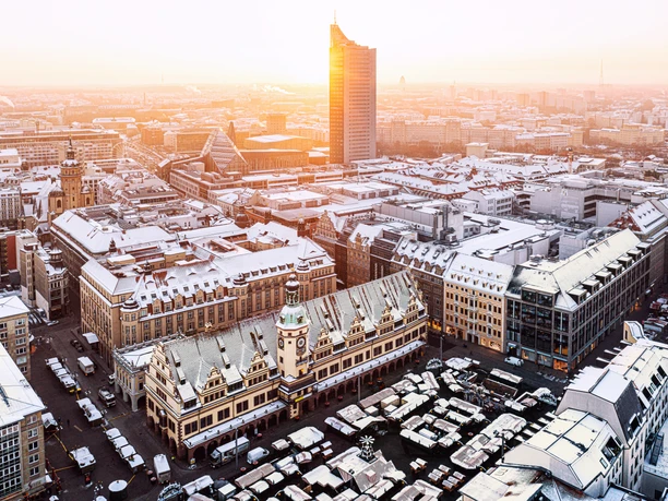 The picture shows the snow-covered Leipzig city center with the old town hall on the market square in the morning from above