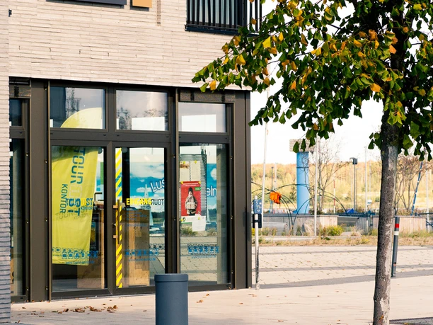 Zdjęcie przedstawia wejście do Centrum Informacji Turystycznej w Zwenkau.