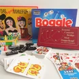 Spieleabend Verschiedene Gesellschaftsspiele, darunter Malefiz, Boggle und Karten, liegen nah beieinander.