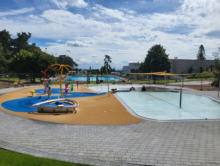 Kinderbecken Blick über TaunaBad