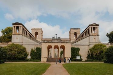 Belvedere Pfingstberg Eine kleine Gruppe steht vor dem Belvedere auf dem Pfingstberg