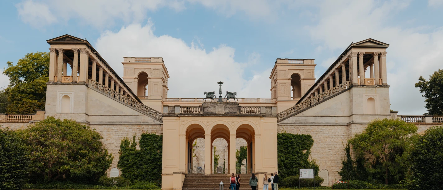 Belvedere Pfingstberg Eine kleine Gruppe steht vor dem Belvedere auf dem Pfingstberg