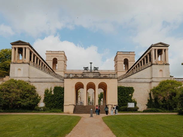 Belvedere Pfingstberg Eine kleine Gruppe steht vor dem Belvedere auf dem Pfingstberg