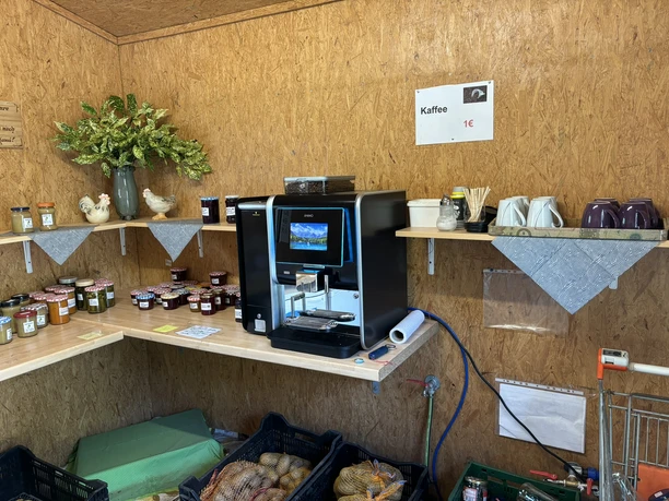 Hofladen Gramann ©Emsland Tourismus GmbH Regal mit selbstgemachten Marmeladen, Kaffeeautomat, Tassen und frischen Kartoffeln im Hofladen.