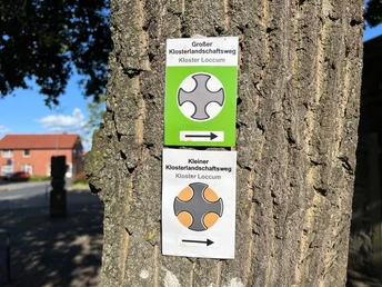Klosterlandschaftswege Die Beschilderung am Baum weist den Weg zu den Klosterlandschaftswegen am Kloster Loccum.The signs on the tree point the way to the monastery landscape trails at Loccum Monastery.Skiltningen på træet viser vej til klosterlandskabets stier ved Loccum Monastery.De bewegwijzering op de boom wijst de weg naar de landschappelijke paden van het klooster bij Loccum Monastery.