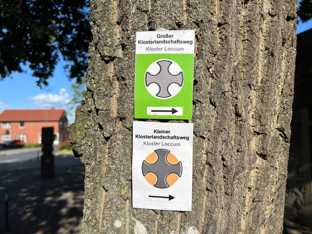 Klosterlandschaftswege Die Beschilderung am Baum weist den Weg zu den Klosterlandschaftswegen am Kloster Loccum.