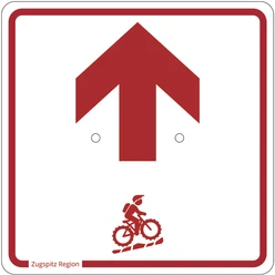 MTB Wegweiser Rotes Schild mit Pfeil nach oben und Fahrradfahrer-Symbol in der Zugspitz-Region.