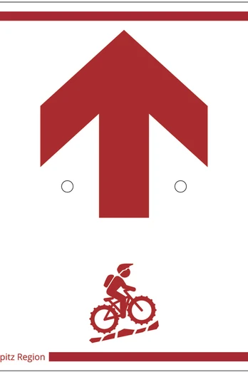MTB Wegweiser Rotes Schild mit Pfeil nach oben und Fahrradfahrer-Symbol in der Zugspitz-Region.