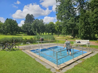 Junger Mann steht im Tretbecken Bad Hermannborn in Bad Driburg.