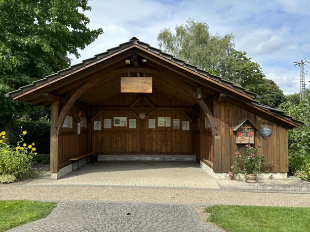 Bibelgarten Salzbergen ©Emsland Tourismus GmbH Offene Holzhütte im Bibelgarten Salzbergen mit Infotafeln, Blumen und umliegender Bepflanzung.