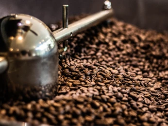 Kaffeebohnen der Kaffeerösterei Elstermühle - Regionale Produkte aus Leipzig Bild eines Kaffeeröstautomaten voller Kaffeebohnen in der Kaffeerösterei Elstermühle in Leipzig