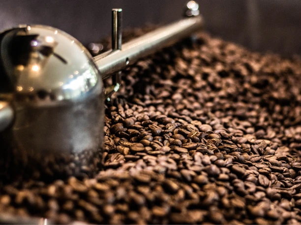 Kaffeebohnen der Kaffeerösterei Elstermühle - Regionale Produkte aus Leipzig Bild eines Kaffeeröstautomaten voller Kaffeebohnen in der Kaffeerösterei Elstermühle in Leipzig