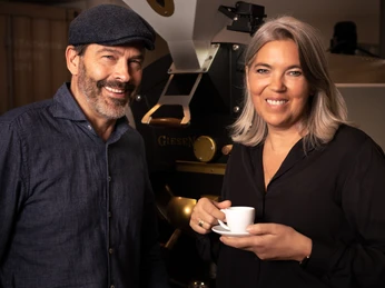 Mario und Annette Rose von der Kaffeerösterei Elstermühle - Regionale Produkte aus Leipzig Portraitaufnahme der Inhaber*innen der Kaffeerösterei Elstermühle, Mario und Annette Rose vor einer Kaffeeröstmaschine in ihrer Rösterei. Annette Rose hält eine Kaffeetasse in der Hand